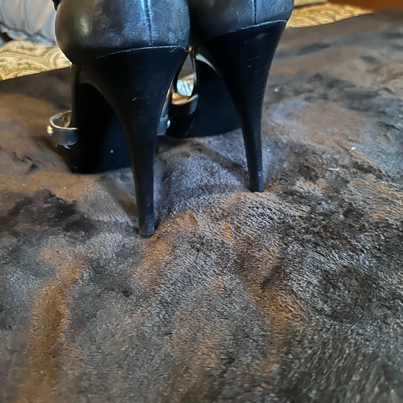 Black studded pumps with straps. - Picture 5 of 5